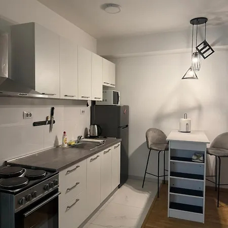 Modern 8th-floor Balcony & Views *